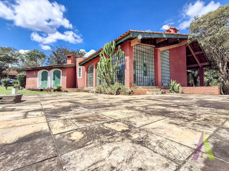 Chácara em condomino com arquitetura única em São Roque!