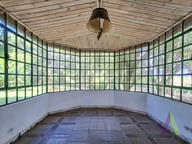 Chácara em condomino com arquitetura única em São Roque!