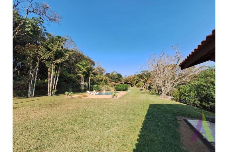 Sitio a venda próximo a cidade e rodeado de muito verde em São Roque!