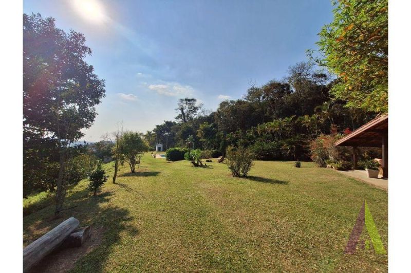 Sitio a venda próximo a cidade e rodeado de muito verde em São Roque!