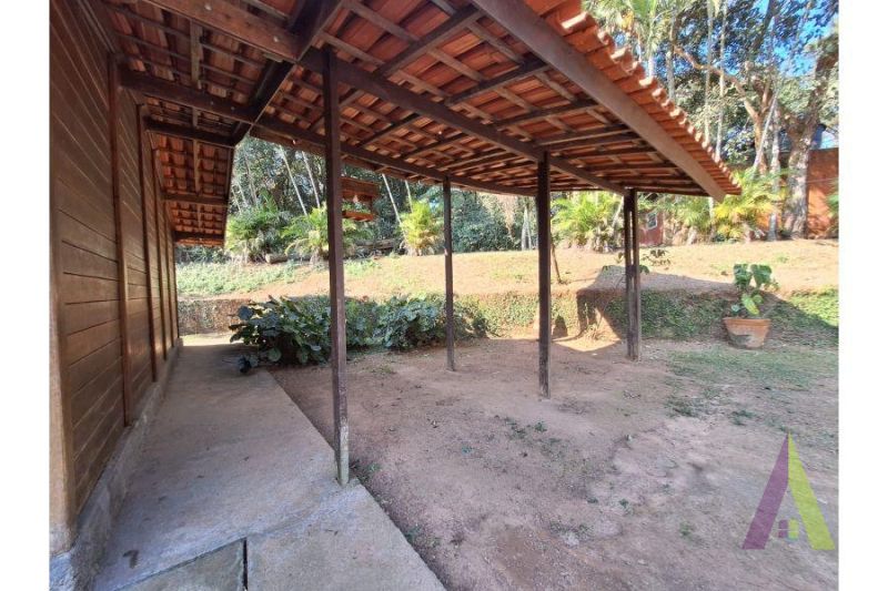 Sitio a venda próximo a cidade e rodeado de muito verde em São Roque!