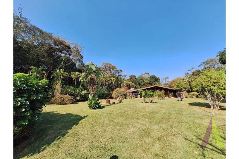 Sitio a venda próximo a cidade e rodeado de muito verde em São Roque!