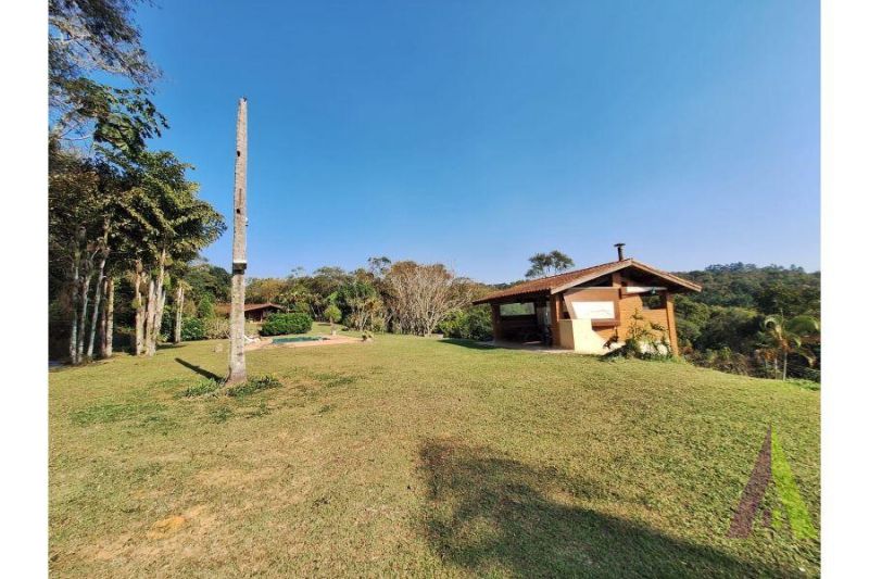 Sitio a venda próximo a cidade e rodeado de muito verde em São Roque!
