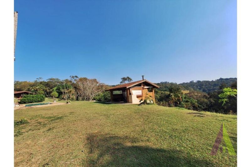Sitio a venda próximo a cidade e rodeado de muito verde em São Roque!