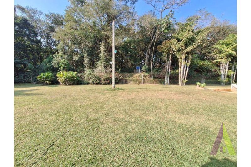 Sitio a venda próximo a cidade e rodeado de muito verde em São Roque!