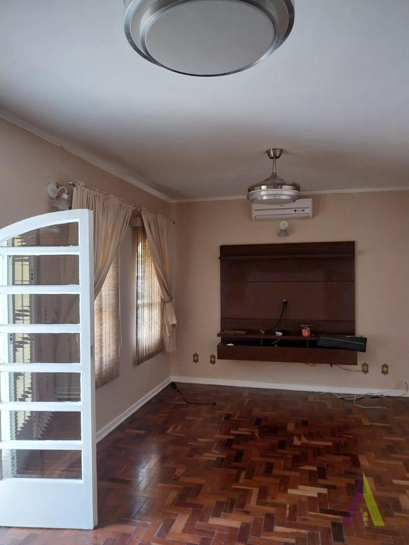 Casa Térrea em Bairro Tradicional de  São Roque!