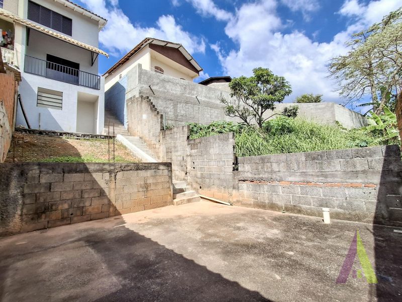 Casa pronta para morar em bairro tradicional de São Roque!