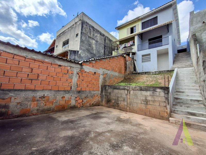 Casa pronta para morar em bairro tradicional de São Roque!