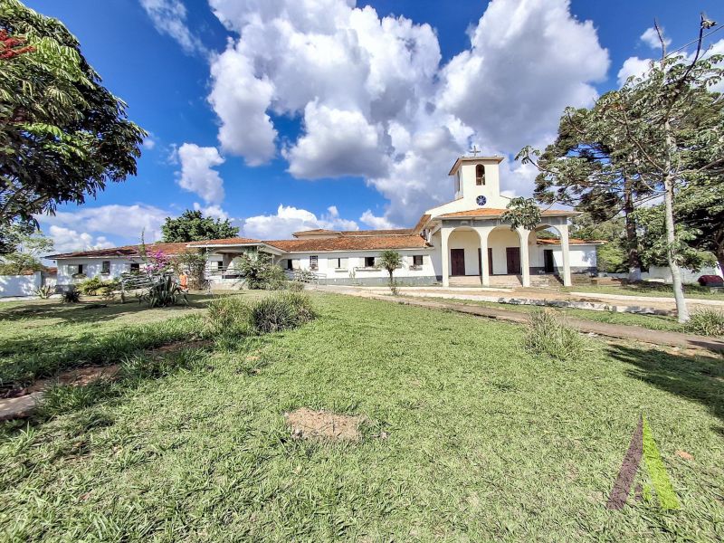 Terreno de 826.000 m² com lago e edifício térreo com 40 suites em Mairinque!