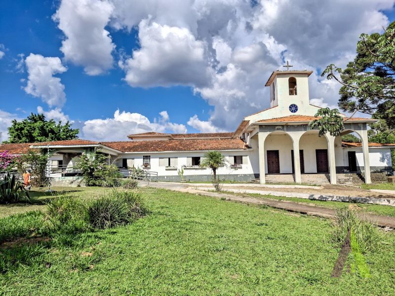 Terreno de 826.000 m² com lago e edifício térreo com 40 suites em Mairinque!