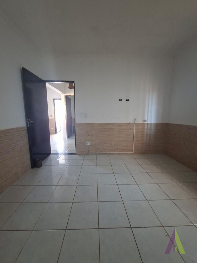Casa Térrea Próximo ao Centro de São Roque! 