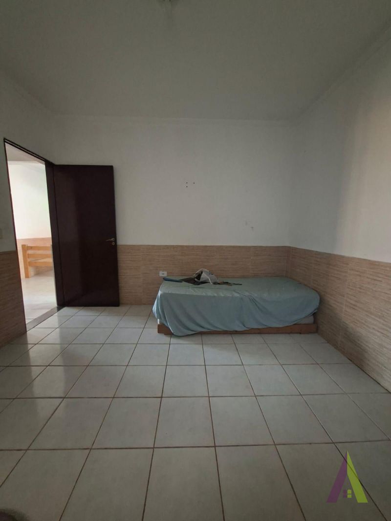 Casa Térrea Próximo ao Centro de São Roque! 