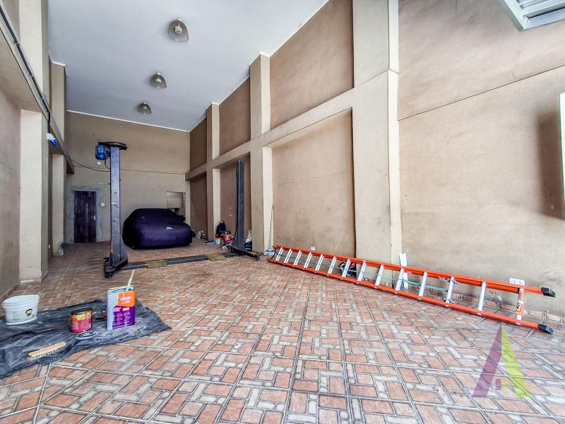 Casa com galpão próximo ao Centro de São Roque!