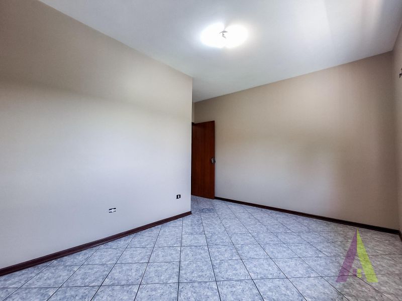 Casa com galpão próximo ao Centro de São Roque!
