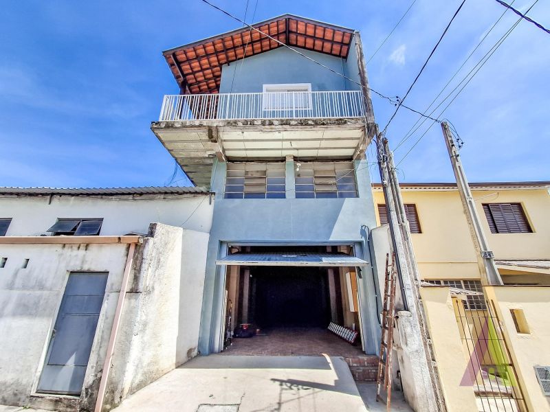 Casa com galpão próximo ao Centro de São Roque!