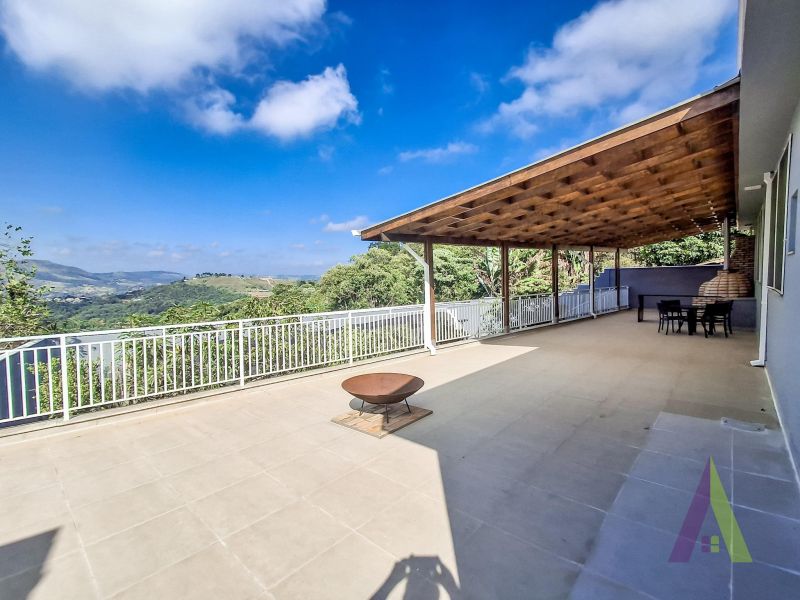 Casa em condomínio com vista para o Saboó em São Roque!