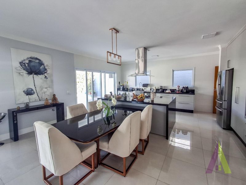 Casa em condomínio com vista para o Saboó em São Roque!