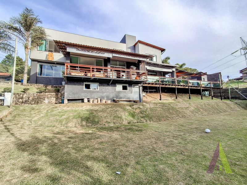 Chácara com piscina, área gourmet, vista privilegiada e próxima ao centro de São Roque!