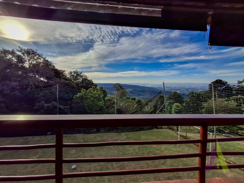 Chácara com piscina, área gourmet, vista privilegiada e próxima ao centro de São Roque!