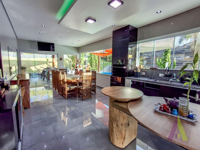 Chácara com piscina, área gourmet, vista privilegiada e próxima ao centro de São Roque!