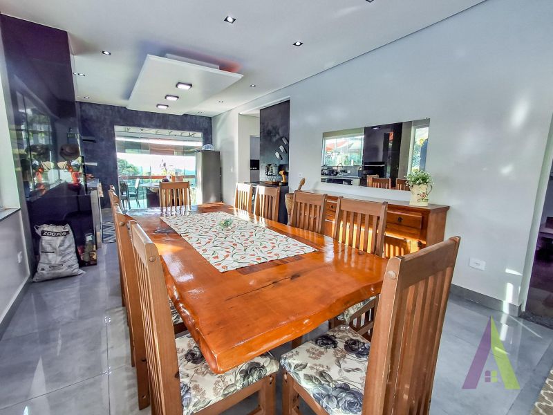 Chácara com piscina, área gourmet, vista privilegiada e próxima ao centro de São Roque!
