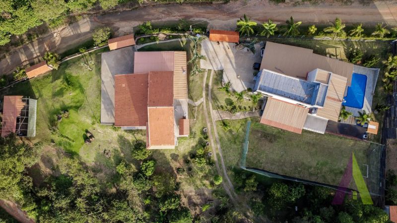 Chácara com 2 casas de alto padrão,  piscina, área gourmet e vista privilegiada próxima ao centro de São Roque!