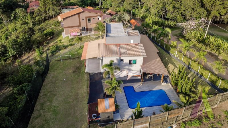 Chácara com 2 casas de alto padrão,  piscina, área gourmet e vista privilegiada próxima ao centro de São Roque!