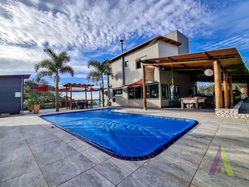 Chácara com 2 casas de alto padrão,  piscina, área gourmet e vista privilegiada próxima ao centro de São Roque!