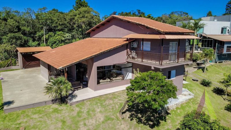 Chácara com 2 casas de alto padrão,  piscina, área gourmet e vista privilegiada próxima ao centro de São Roque!