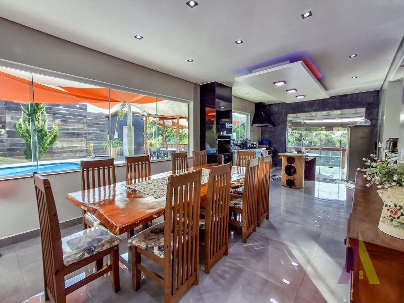 Chácara com 2 casas de alto padrão,  piscina, área gourmet e vista privilegiada próxima ao centro de São Roque!