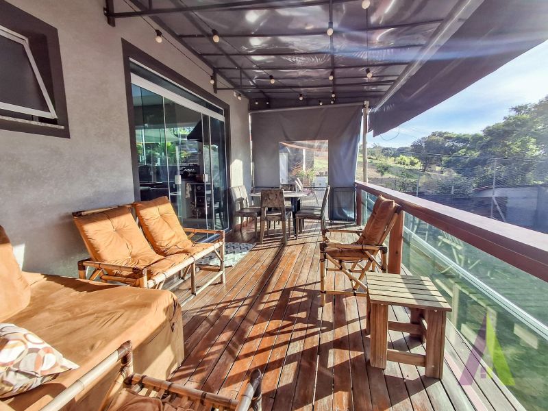 Chácara com 2 casas de alto padrão,  piscina, área gourmet e vista privilegiada próxima ao centro de São Roque!