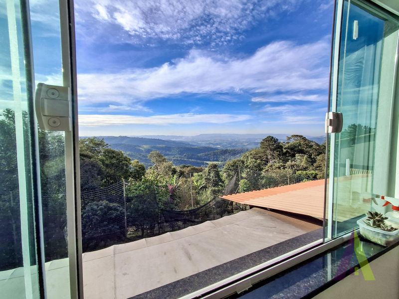 Chácara com 2 casas de alto padrão,  piscina, área gourmet e vista privilegiada próxima ao centro de São Roque!