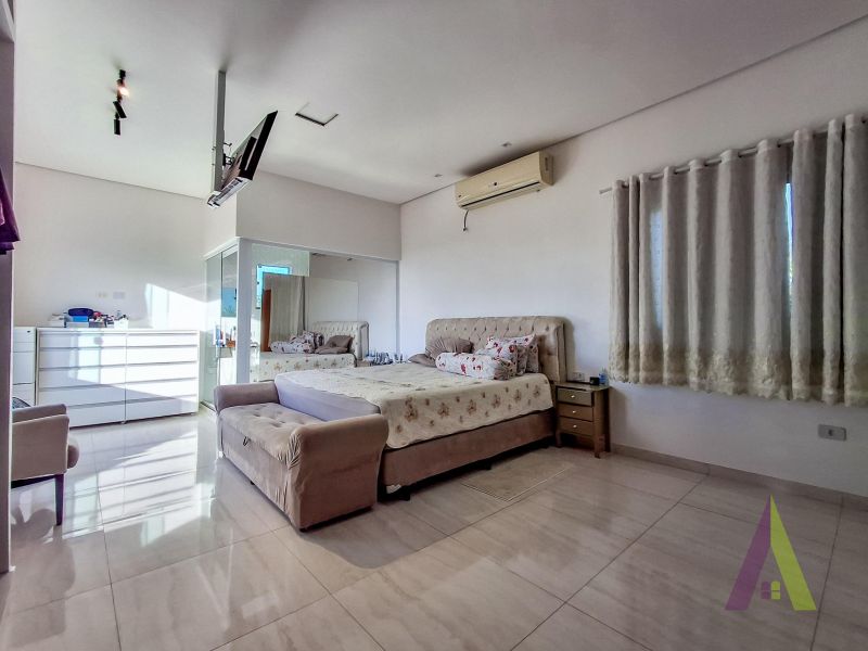 Chácara com 2 casas de alto padrão,  piscina, área gourmet e vista privilegiada próxima ao centro de São Roque!