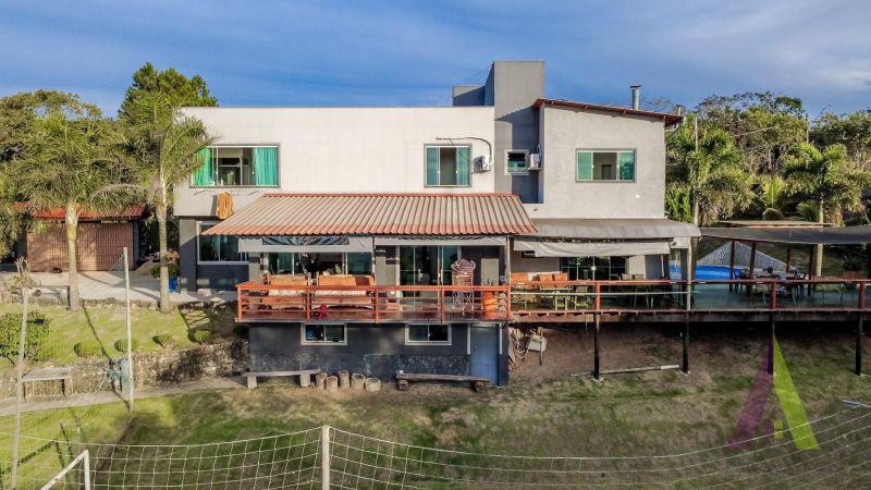 Chácara com 2 casas de alto padrão,  piscina, área gourmet e vista privilegiada próxima ao centro de São Roque!