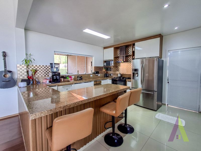 Chácara com 2 casas de alto padrão,  piscina, área gourmet e vista privilegiada próxima ao centro de São Roque!
