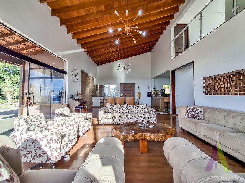 Chácara com 2 casas de alto padrão,  piscina, área gourmet e vista privilegiada próxima ao centro de São Roque!