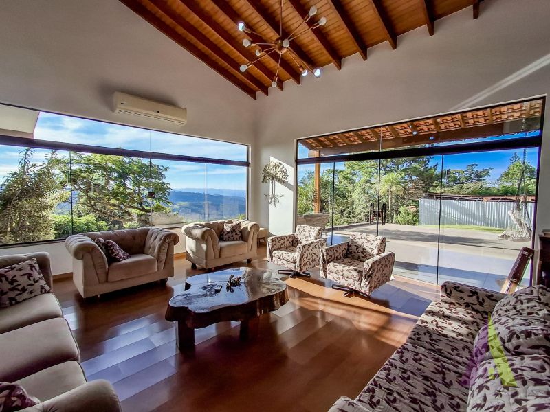 Chácara com 2 casas de alto padrão,  piscina, área gourmet e vista privilegiada próxima ao centro de São Roque!
