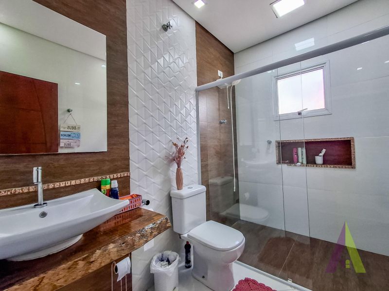 Chácara com 2 casas de alto padrão,  piscina, área gourmet e vista privilegiada próxima ao centro de São Roque!