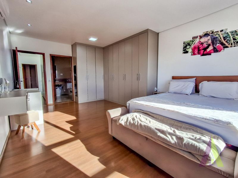 Chácara com 2 casas de alto padrão,  piscina, área gourmet e vista privilegiada próxima ao centro de São Roque!