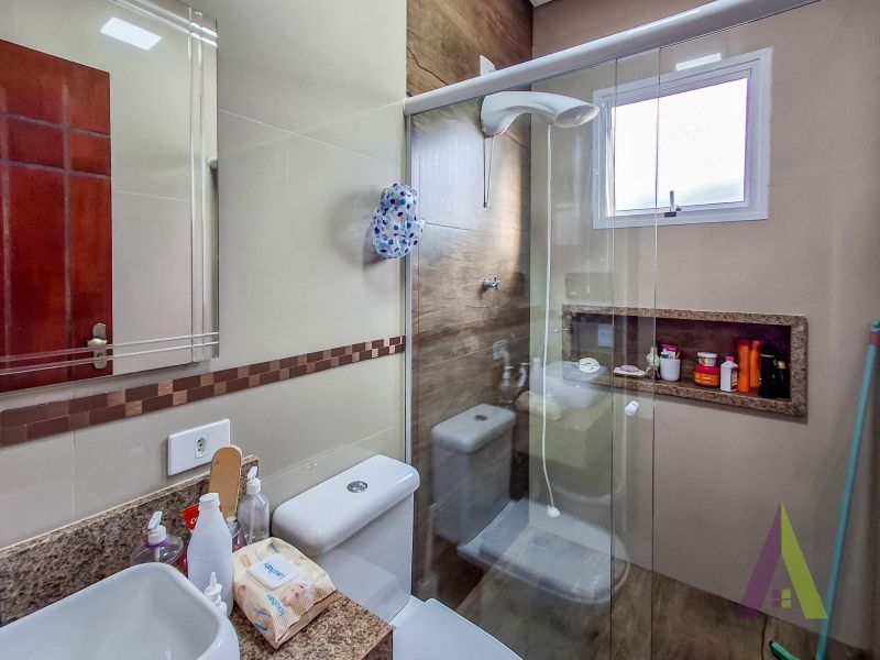 Chácara com 2 casas de alto padrão,  piscina, área gourmet e vista privilegiada próxima ao centro de São Roque!