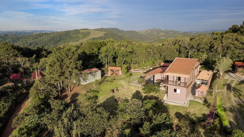 Chácara com 2 casas de alto padrão,  piscina, área gourmet e vista privilegiada próxima ao centro de São Roque!