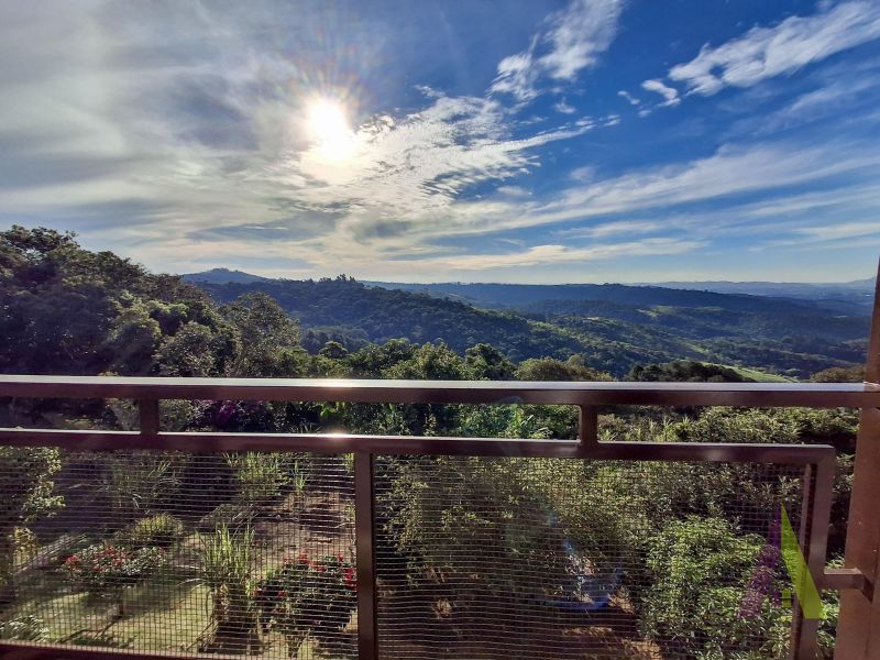Chácara com 2 casas de alto padrão,  piscina, área gourmet e vista privilegiada próxima ao centro de São Roque!