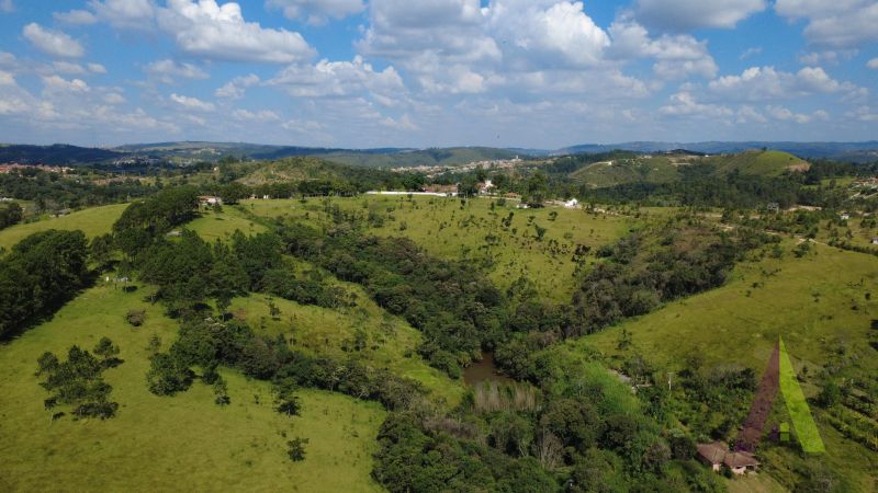 Terreno de 826.000 m² com lago e edifício térreo com 40 suites em Mairinque!