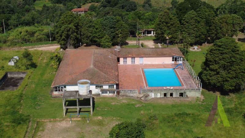 Terreno de 826.000 m² com lago e edifício térreo com 40 suites em Mairinque!