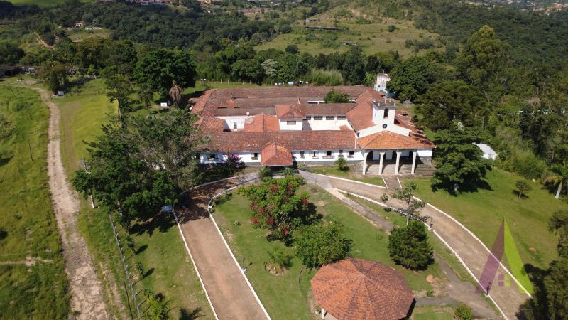 Terreno de 826.000 m² com lago e edifício térreo com 40 suites em Mairinque!