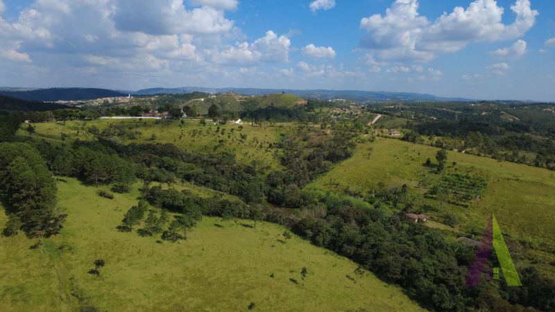Terreno de 826.000 m² com lago e edifício térreo com 40 suites em Mairinque!