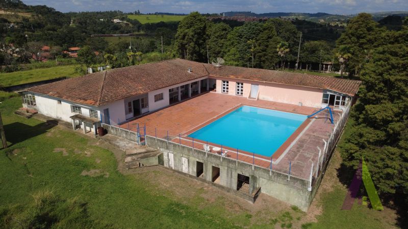 Terreno de 826.000 m² com lago e edifício térreo com 40 suites em Mairinque!
