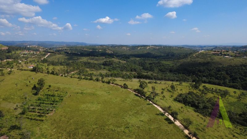 Terreno de 826.000 m² com lago e edifício térreo com 40 suites em Mairinque!