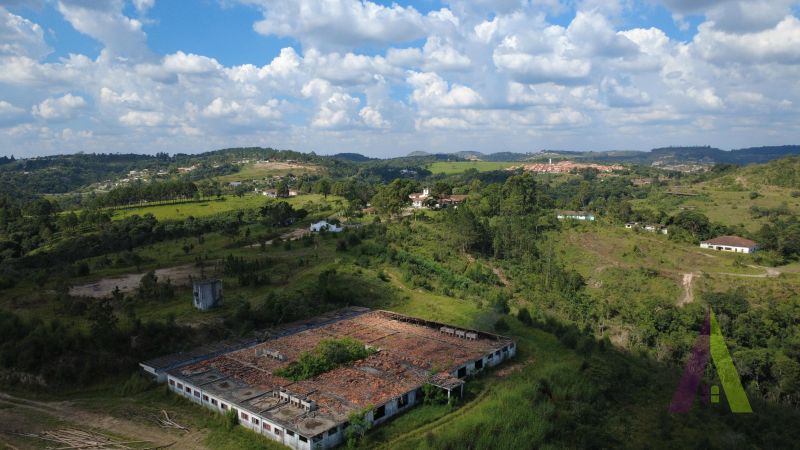 Terreno de 826.000 m² com lago e edifício térreo com 40 suites em Mairinque!