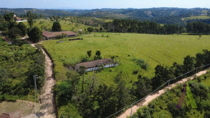 Terreno de 826.000 m² com lago e edifício térreo com 40 suites em Mairinque!